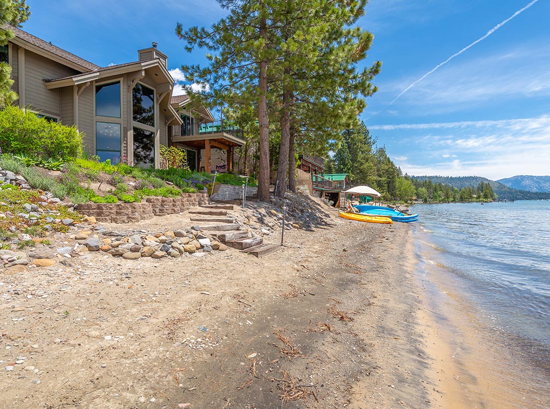 Lakefront With Sandy Beach & 2 Buoys